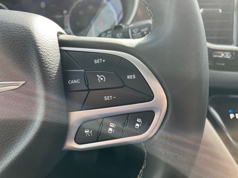 Certified 2024 Chrysler Pacifica Touring-L FWD image 19