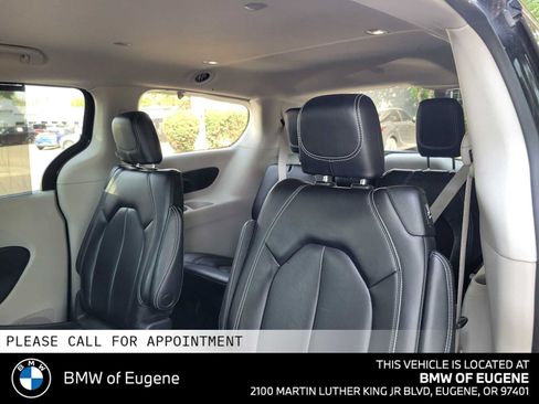 Used 2023 Chrysler Pacifica Touring-L FWD image 21