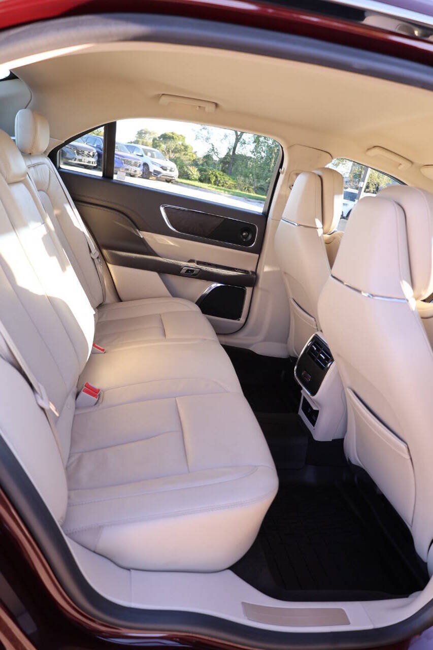 Used 2019 Lincoln Continental Select w/ Continental Climate Package FWD image 16