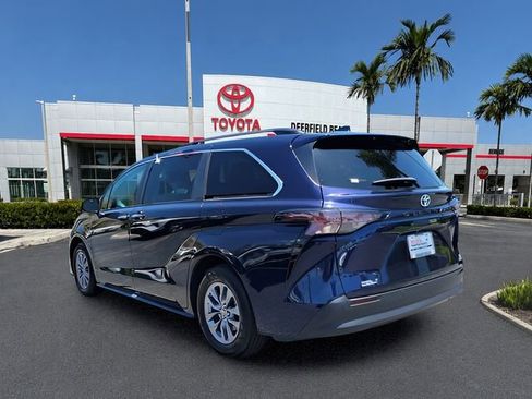 Used 2024 Toyota Sienna XLE FWD image 3