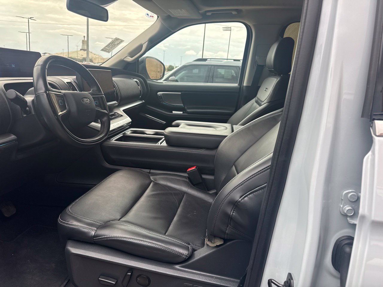 Used 2025 Ford Expedition Platinum AWD/4WD image 7