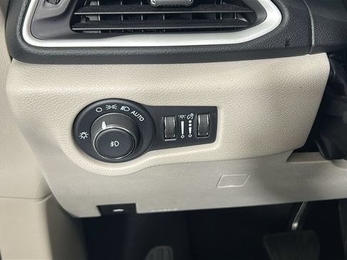 Used 2024 Chrysler Pacifica Touring-L FWD image 22