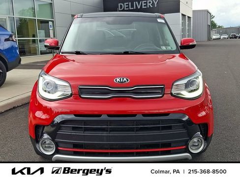Used 2017 Kia Soul ! w/ Tech Package FWD image 2