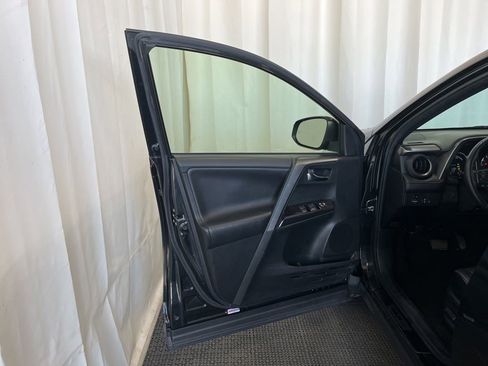 Used 2018 Toyota RAV4 SE w/ Advanced Technology Package AWD/4WD image 19