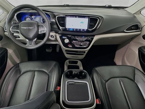 Used 2023 Chrysler Pacifica Touring-L image 31
