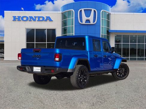 Used 2025 Jeep Gladiator Nighthawk image 3