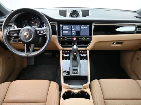 Certified 2025 Porsche Macan AWD/4WD image 6