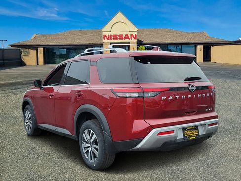 New 2025 Nissan Pathfinder SL image 3