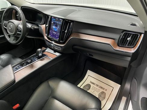 Used 2023 Volvo XC60 B5 Plus image 8
