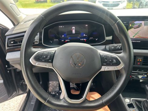 Used 2025 Volkswagen Jetta SE FWD image 17