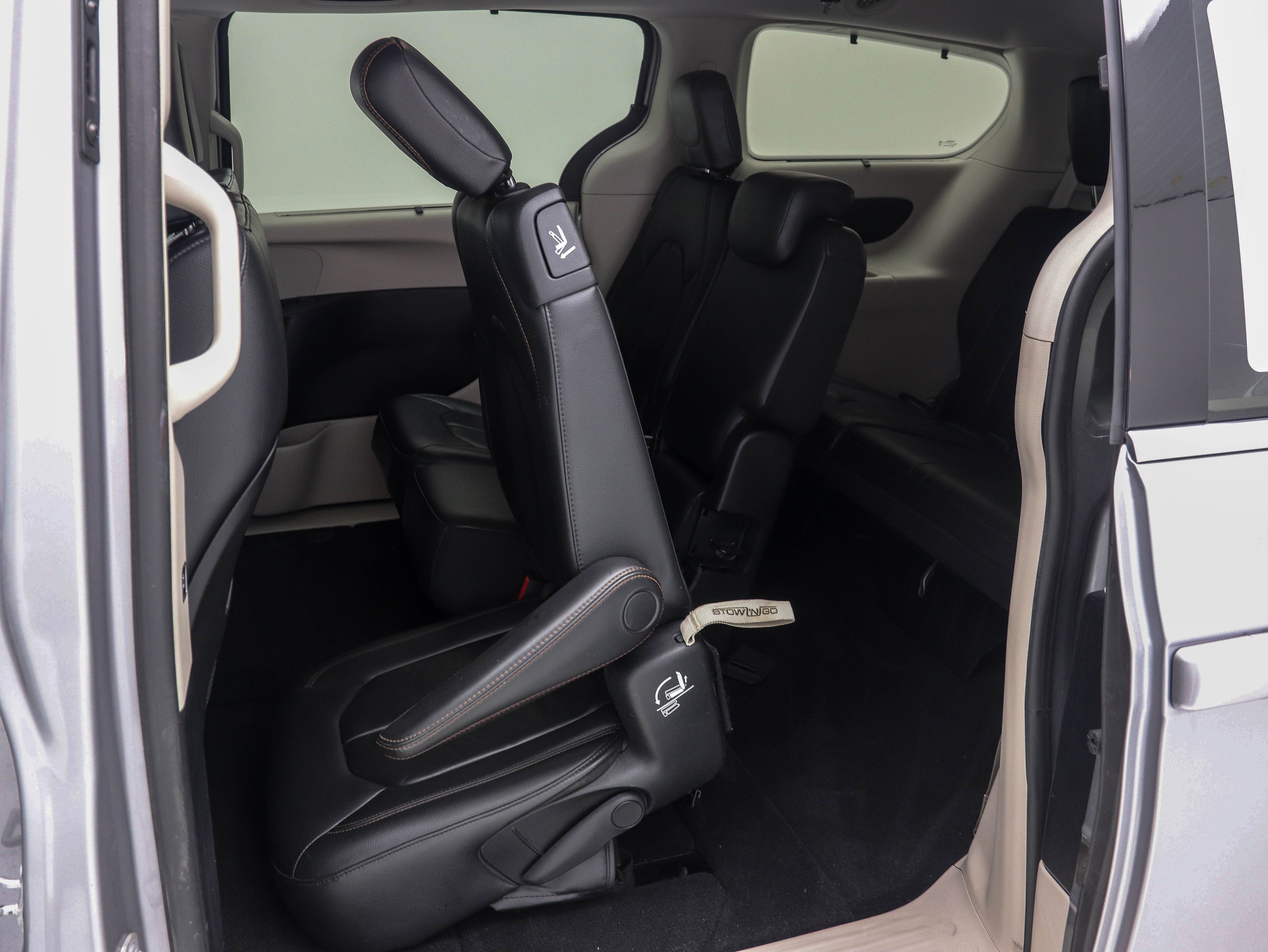 Used 2017 Chrysler Pacifica Touring-L FWD image 19