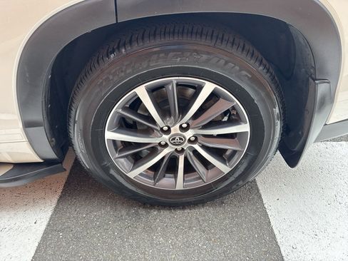 Used 2018 Toyota Highlander XLE AWD/4WD image 14