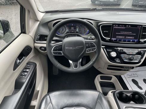 Used 2022 Chrysler Pacifica Touring-L FWD image 14