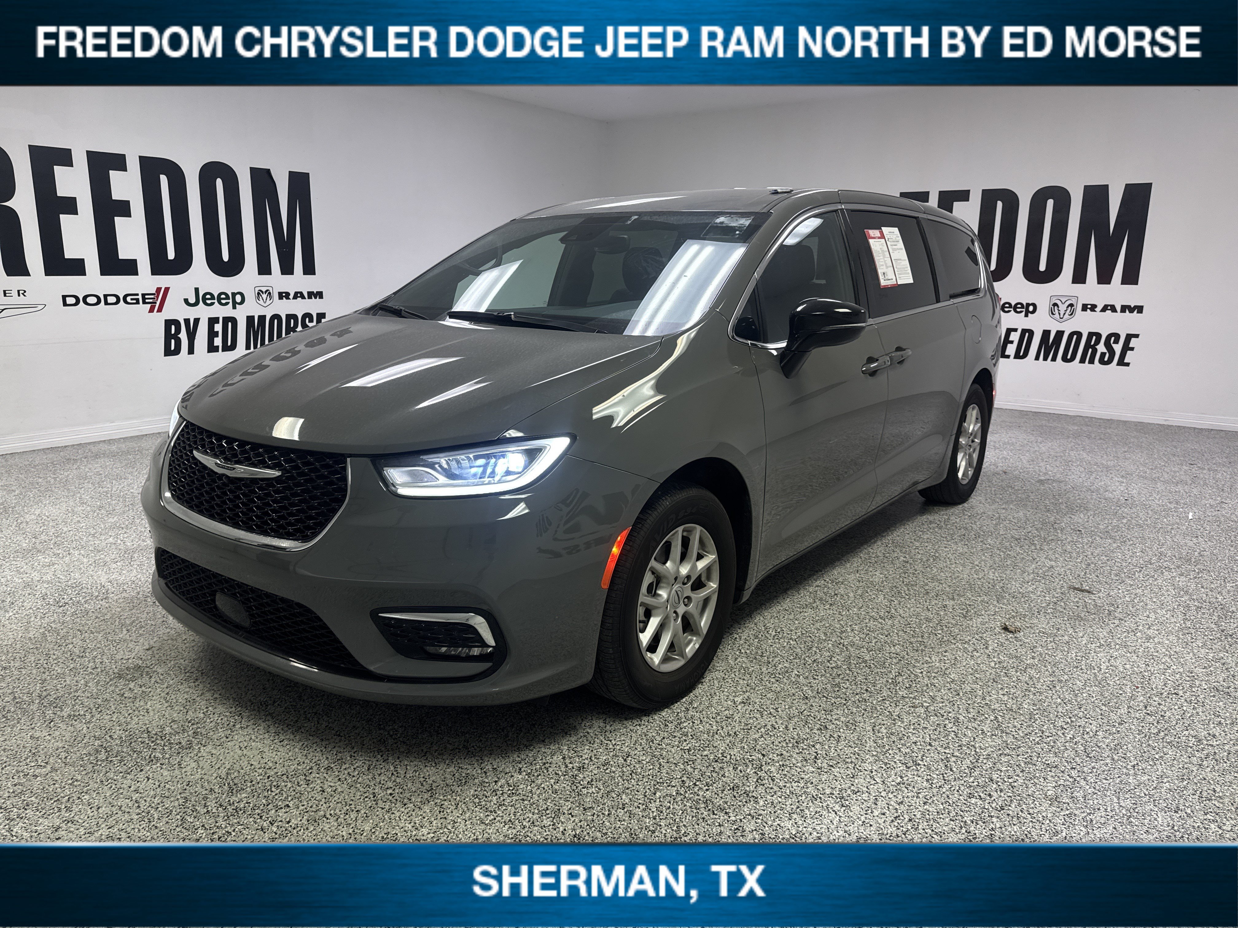 Used 2025 Chrysler Pacifica Select FWD image 1