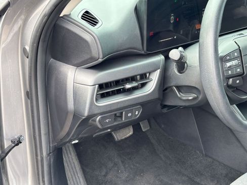 Used 2025 Kia K4 LXS image 32