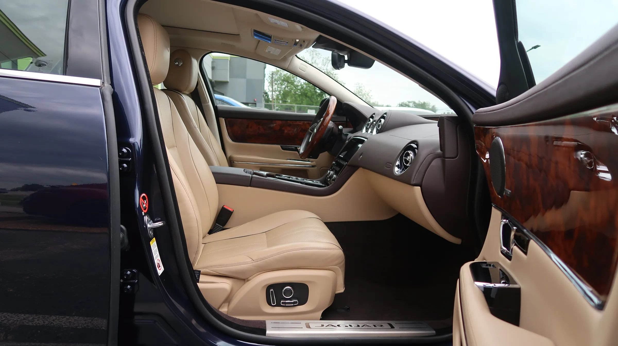 Used 2019 Jaguar XJ R-Sport RWD image 25