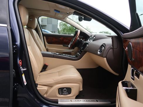 Used 2019 Jaguar XJ R-Sport RWD image 25