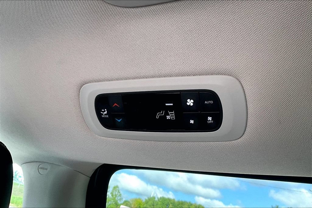 Used 2023 Chrysler Pacifica Touring-L FWD image 34