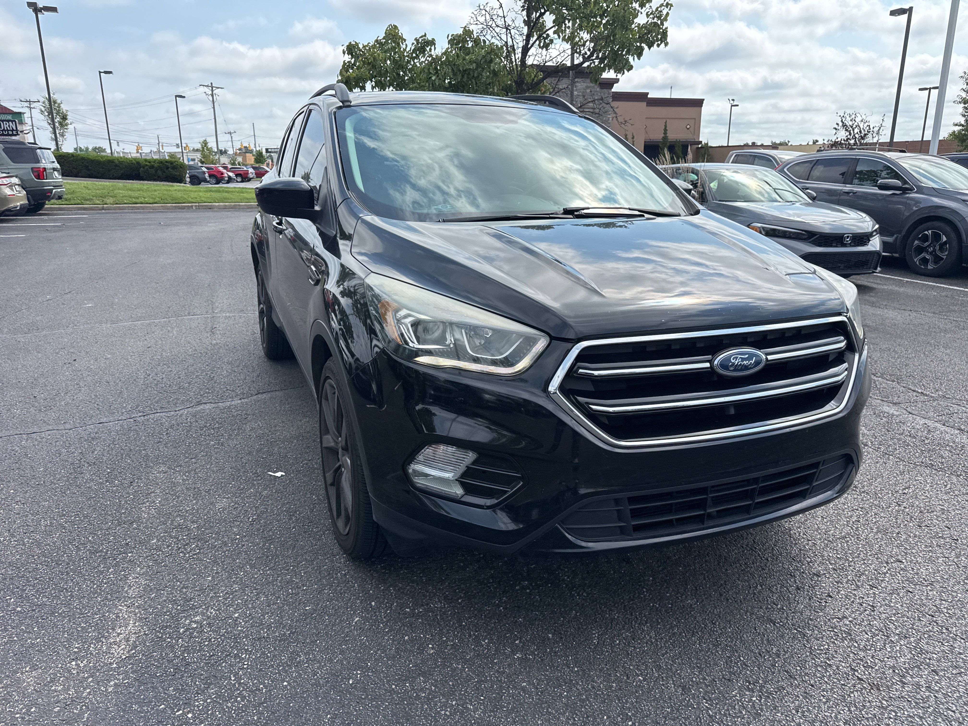 Used 2017 Ford Escape SE w/ SE Sport Appearance Package AWD/4WD image 16
