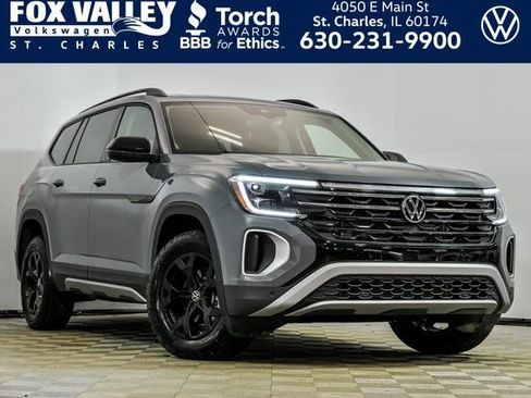 Certified 2025 Volkswagen Atlas Peak Edition SE image 1