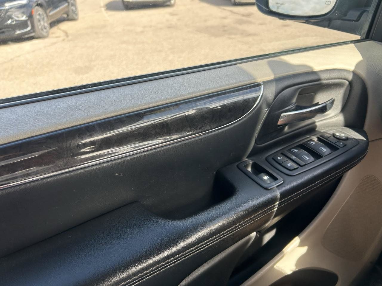 Used 2015 Chrysler Town & Country Touring FWD image 25