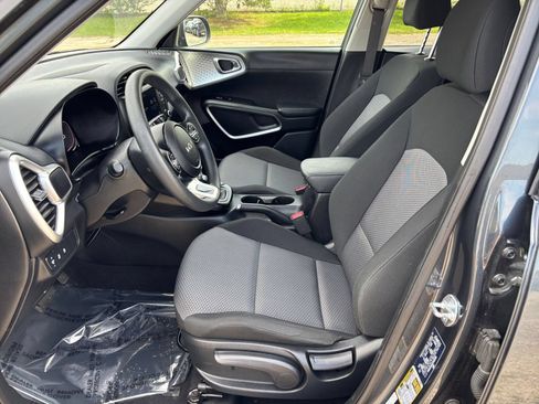 Used 2025 Kia Soul LX w/ LX Technology Package FWD image 25