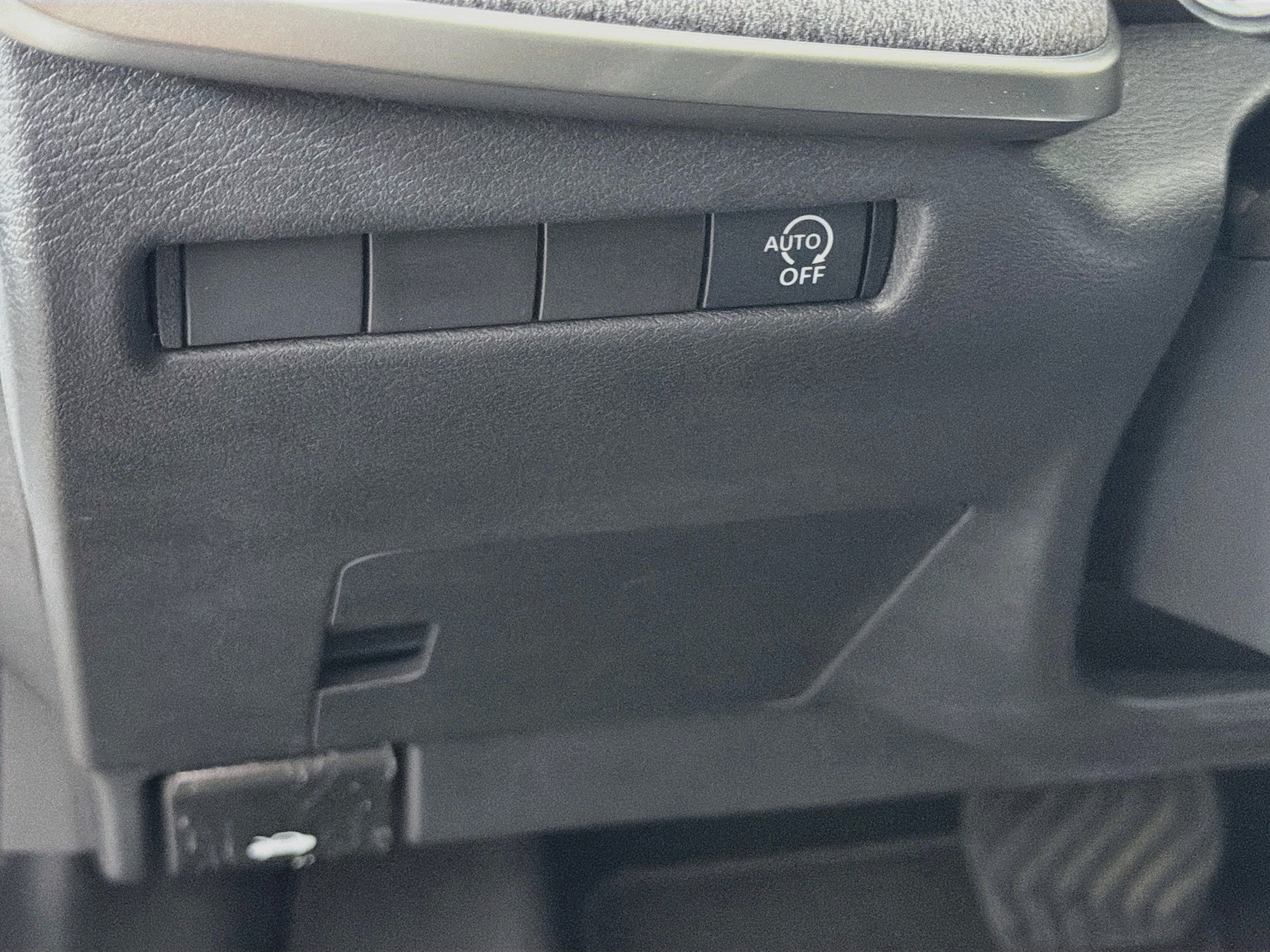 Used 2025 Nissan Kicks SV w/ Charging Package FWD image 16