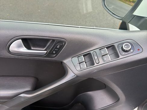 Used 2012 Volkswagen Tiguan SE image 12