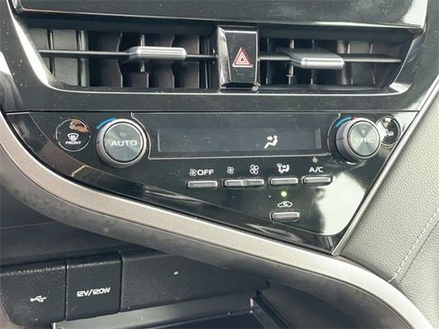 Used 2022 Toyota Camry SE image 14