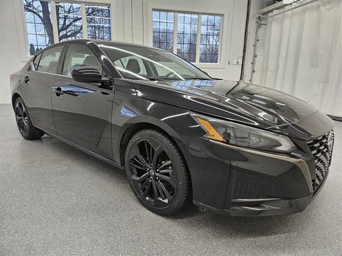 Used 2023 Nissan Altima 2.5 SR image 3