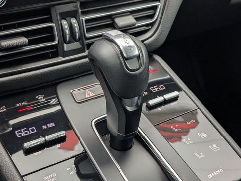 Certified 2024 Porsche Macan AWD/4WD image 19