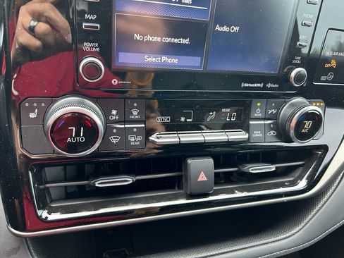 Used 2022 Toyota Highlander XLE image 26