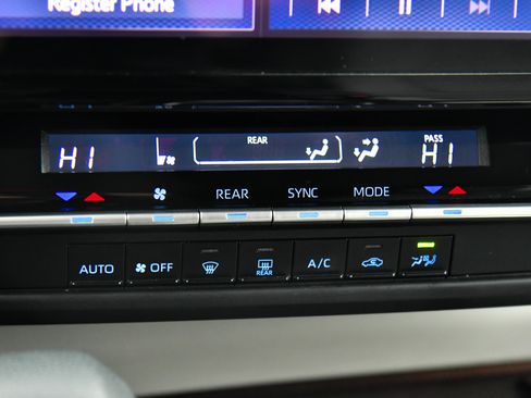 Used 2023 Toyota Sienna LE image 22