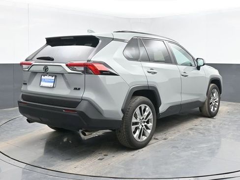 Used 2021 Toyota RAV4 XLE Premium image 10