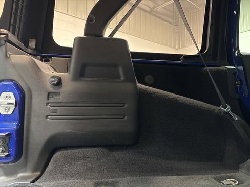 Used 2018 Jeep Wrangler Unlimited Sahara image 33