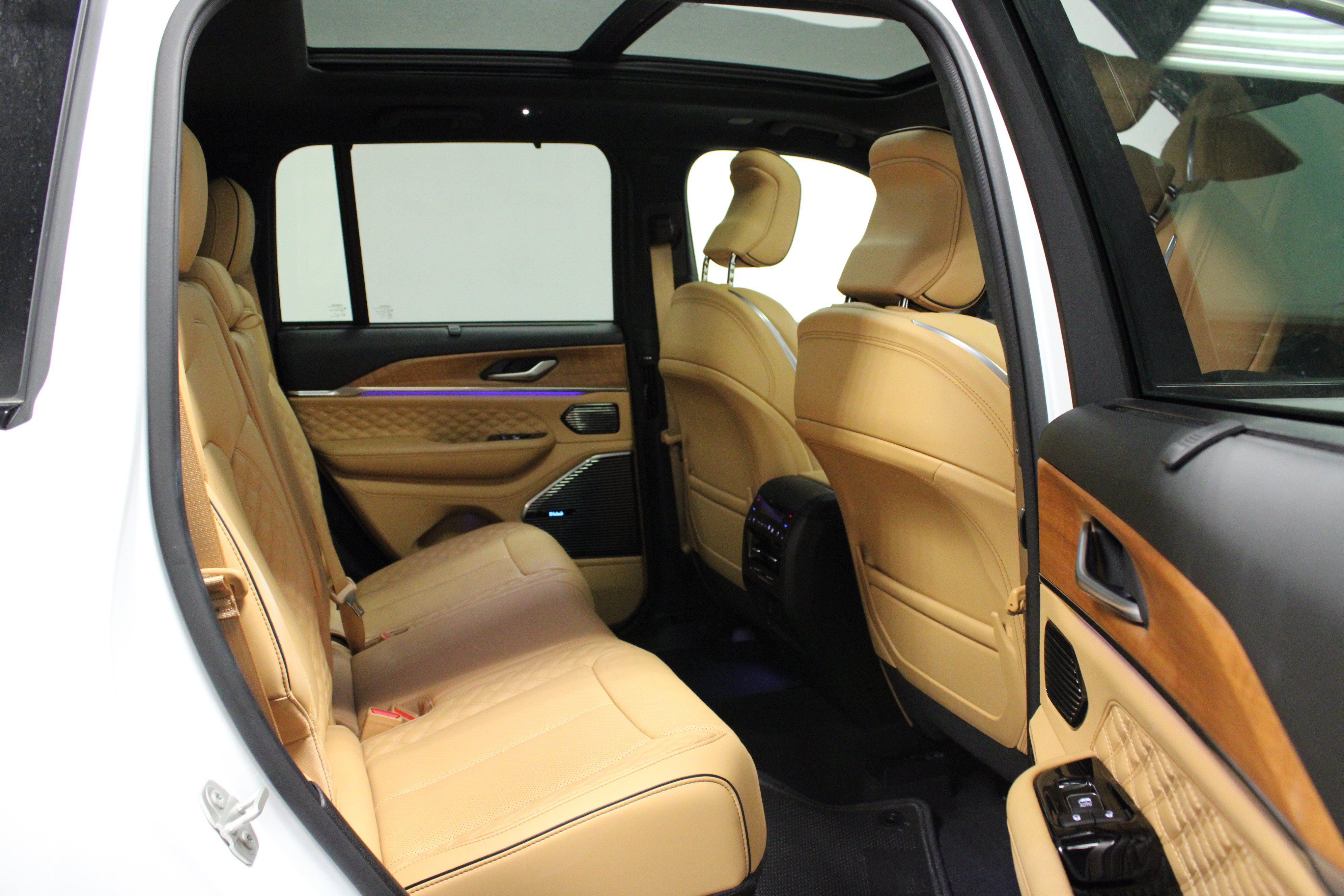 Used 2024 Jeep Grand Cherokee Summit AWD/4WD image 14