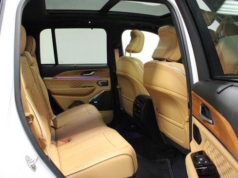 Used 2024 Jeep Grand Cherokee Summit image 14