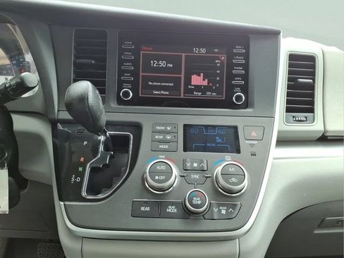 Used 2020 Toyota Sienna L FWD image 18