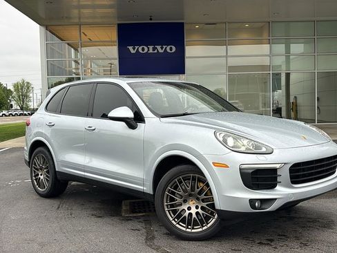 Used 2017 Porsche Cayenne Platinum Edition AWD/4WD image 2