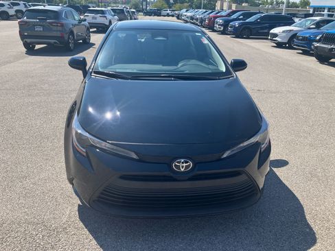 Used 2025 Toyota Corolla LE FWD image 2