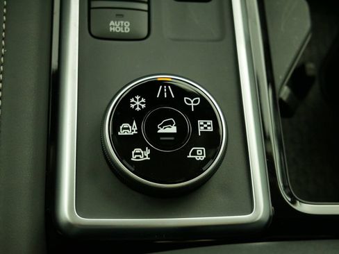 Used 2025 Nissan Pathfinder SL image 32