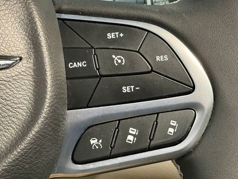 Used 2022 Chrysler Pacifica Touring-L w/ Uconnect Theater Family Group image 38