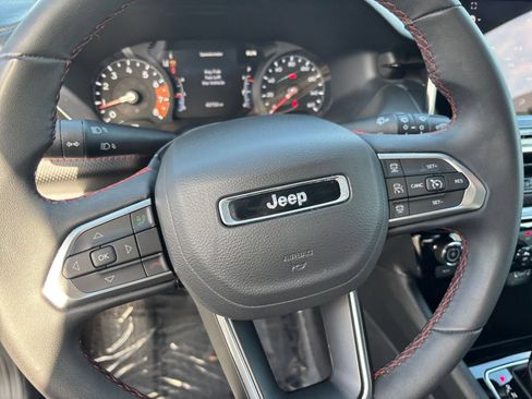 Used 2025 Jeep Compass Trailhawk AWD/4WD image 28