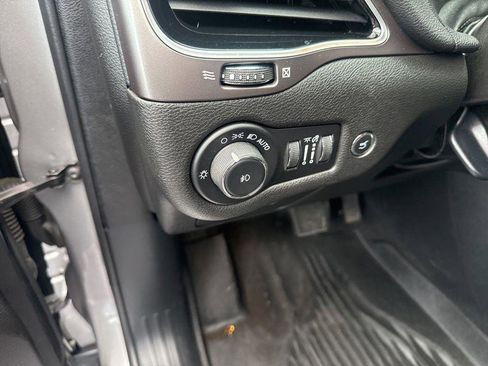 Used 2019 Jeep Cherokee Limited AWD/4WD image 36