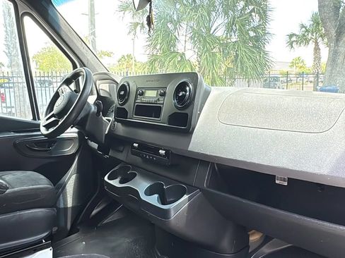 Used 2021 Freightliner Sprinter 2500 RWD image 9
