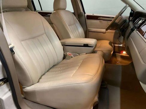 Used 2005 Lincoln Town Car Signature image 65