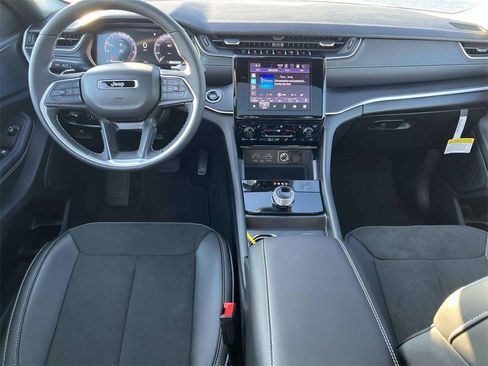 New 2025 Jeep Grand Cherokee Altitude image 6