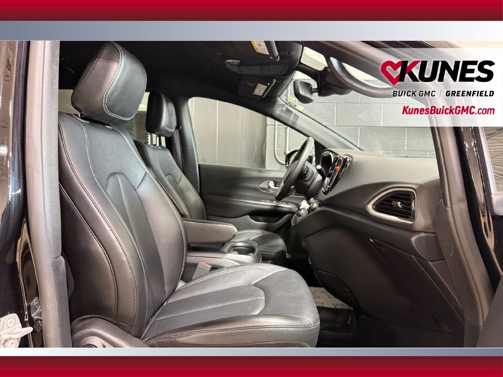 Used 2025 Chrysler Pacifica Select FWD image 37