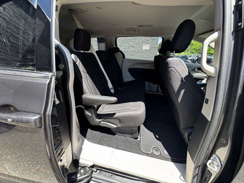 Used 2017 Chrysler Pacifica Touring FWD image 19