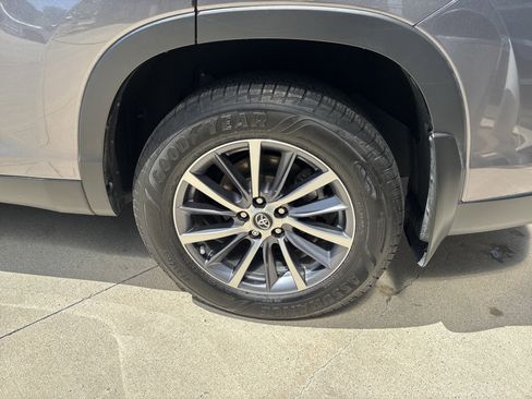 Used 2019 Toyota Highlander XLE AWD/4WD image 35
